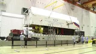 Выгрузка спутника KazSat-3 из транспортного контейнера