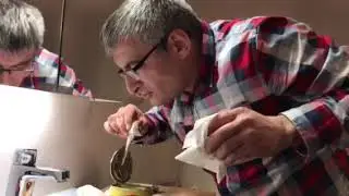 Сюрстреминг. (Surströmming ) Арсен из Дагестана ест Шведский «деликатес» в Стокгольме.