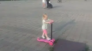 София на самокате на площади светотехстроя