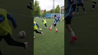 ДРИБЛИНГ МАЛЫША ФУТБОЛИСТА ★ DRIBLING A BABY FOOTBALL PLAYER ★ КРАСИВО ОБВОДИТ