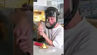 Типичный работник фастфуда 