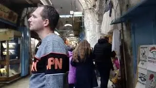 Израиль. Иерусалим.  вход в храм гроба Господня или правильней воскресения Господня храм внутри