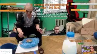 Мопс ест сюрстреминг(Surströmming)/ Мопс ест тухлую рыбу/Мопсу нравится тухлая рыба