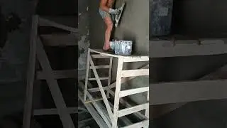 Цементно-известковя штукатурка лестничного марша.
