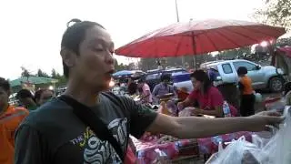 เดินชมเที่ยวตลาดกับเพื่อนลูกอีสาน
