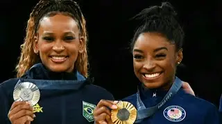 Simone Biles e Rebeca Andrade ganham ouro e prata na final do salto | AFP