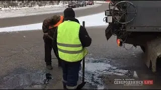 В Северодвинске опять укладывают асфальт в снег и грязь