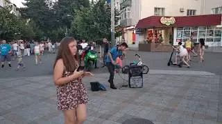 Анапа. Уличный певец - инвалид. Это стоит посмотреть здоровым людям. Артур Есенин