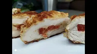 Сочные куриные отбивные, простой рецепт!Куриные отбивные в кляре с сыром и помидорами.