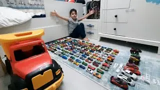 Efe hotwheels oyuncak arabalarıyla araba galerisi kurdu oynadı. اصطفت EFE سيارات لعبهم.