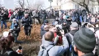 На х... ментов! Драка на митинге Навального. Владивосток  18+