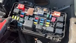 Honda CR-V 2002-2006 How to Find the Fuse Box Locations