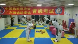 Сдача экзамена на красно-черный пояс в школе тхэквондо