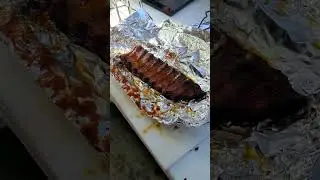 Рёбрышки барбекю приготовленный на пеллетном гриле.