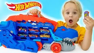 Chris plays with toy cars and saves Hot Wheels City