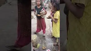 आज मन बहुत ही खुश है कुछ बच्चों को उनके मनपसंद चीजों को खिला कर