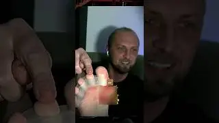 Возрастная женщина с двумя безымянными пальцами. 