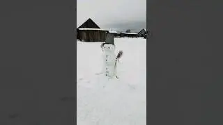 Новогодний снеговик в далёкой деревне в Любимском районе Ярославской области 