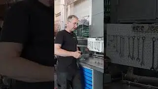 Почему мы не вкладываем пружину поджимной втулки в ремкомплект?