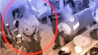 Hier tanzt ein Berliner Polizist bei einer Razzia einfach drauf los