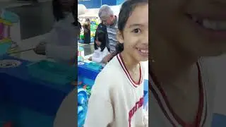 Tasya bermain di time zone bersama papa dan mama dan uwak