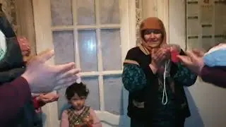 ЭХХ ЭРИ УЙДА ЁТГАН АЁЛ КУШНИСИНИ КУЗИНИ ОЧИБ КУЙДИ.. ЖИДДИЙ ВИДЕО ФАРҒОНАДАГИ ВОҚЕА...