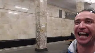 Заходим в вестибюль метро от станции автозаводская до театральной и площади революции весной ночью