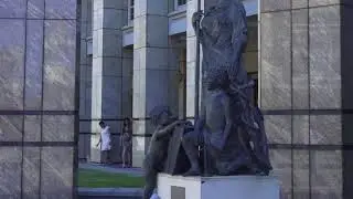 Две девушки курят. Культура разная. Кейптаун. Waterfront Cape Town