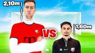 VOETBAL CHALLENGE vs DE KLEINSTE PROFVOETBALLER IN NEDERLAND! #541