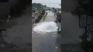 Монреаль, Канада.В центре города рванул магистральный водопровод.