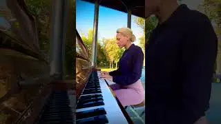 В детстве мне нравилось делать уроки под музыку Поля Мориа. Могла слушать часами.
