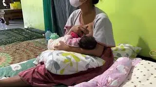 Mama muda cantik menyusui bayi usia 15 hari