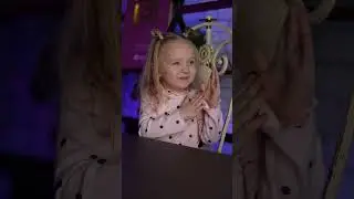 Младшая сестрёнка делает за старшую уроки! 