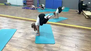 Подводящий элемент к стойке на руках. Гимнастика Акробатика Дети 5-6 лет