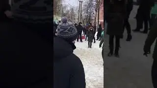 Пермь  Участник акции  На телефоне флаг Украины и трезубец