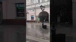 Ливень в Москве застал прохожих в врасплох