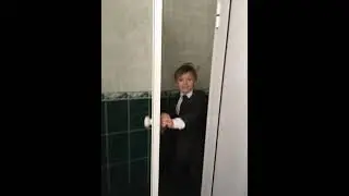 школьник прячется в туалете