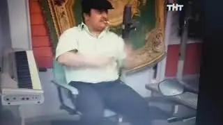 Данила играет на пианино