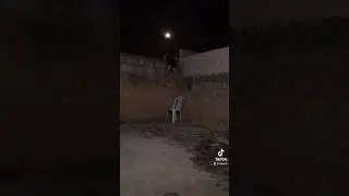 KAMYLINHA PULA O MURO 😱 @oieuro