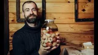 Вкусный моченый чеснок.