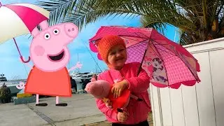 ☔ Little Girl and Peppa Pig Playing and Jumping in puddles | Свинка Пеппа прыгает по лужам с Софи