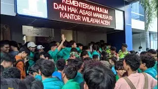 depan ke kantor Kemenkumham Aceh mahasiswa paksa pindahkan rohingya 