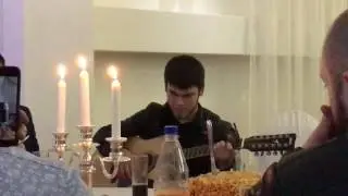 Чеченец играет на гитаре