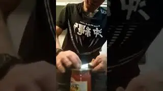 БЕЗУМНЫЙ ПАША. ОЛЕГ МОНГОЛ ПОКАЗУЕТ КАК ОТКРЫВАТЬ НОЖОМ КОНСЕРВНЫЕ КРЫШКИ. СТАРАЯ ШКОЛА.