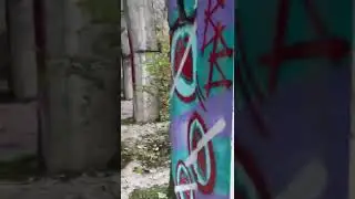 Виадук в скале на дороге 