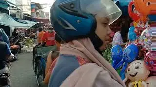 Crowded and many vehicles enter a traditional market in Jakarta... 🌈🌈🌈