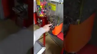 Автомат с необычным содержимым обнаружили в одном из торговых центров Новороссийска