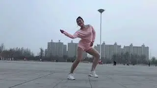 Миниатюрная женщина так станцевала уличный танец, что все ахнули 