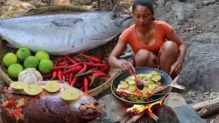 Survival skills in the forest: Cooking Fish spicy lemon for Lunch ideas to Eating delicious