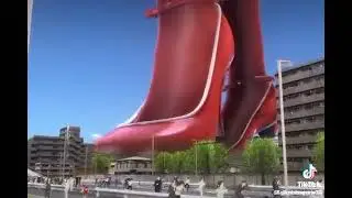 A giantess growing
